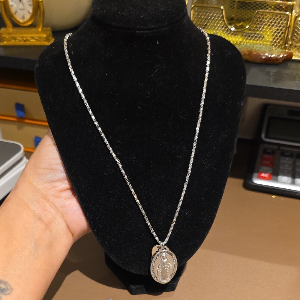 Source Unknown Silver Medallion Pendant Necklace - image 1